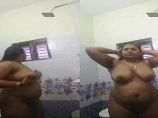Sexy Big Boob Desi Bhabhi Bathing